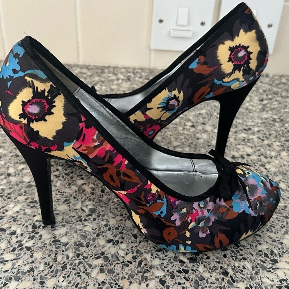 - Floral mixed Pattern detail high heels size 7 used hot tin roof ladies - Picture 1 of 16